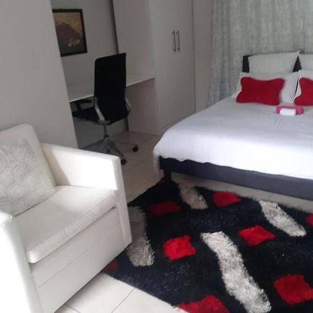 Ruros Guest House Kempton Park Buitenkant foto