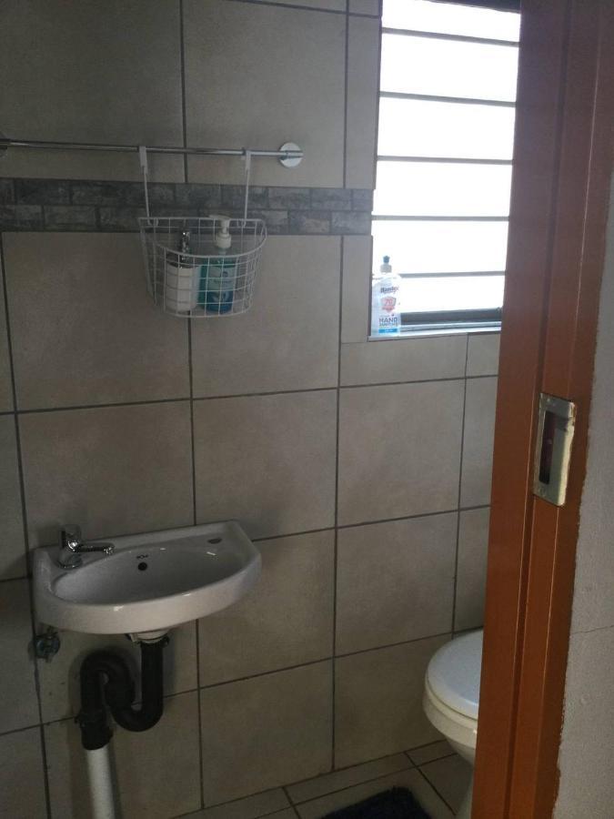 Ruros Guest House Kempton Park Buitenkant foto