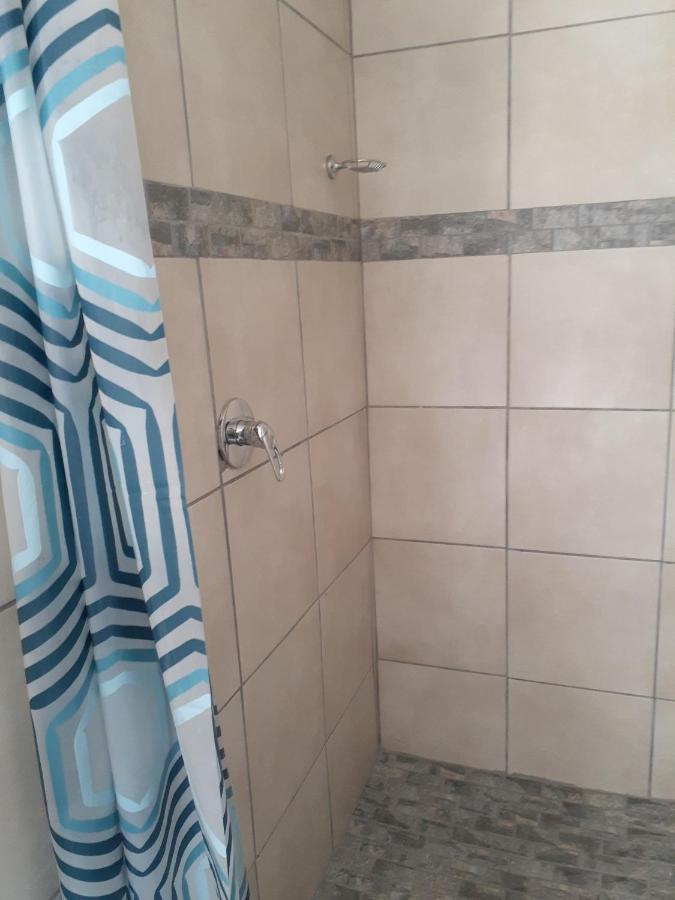 Ruros Guest House Kempton Park Buitenkant foto